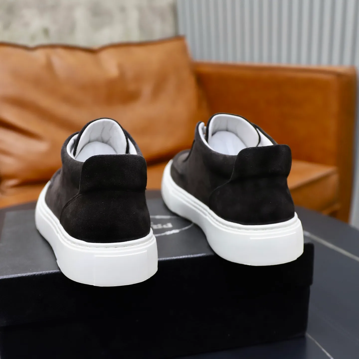Ex-factory price: 460💰🙅‍♂️🙅‍♂️🙅‍♂️ Brand: PRADA Standard code: 38–44 (45 can be customized) Grade: Same as the official website Material: Original cowhide fabric Comfortable pigskin lining Lightweight wear-resistant outsole Style category: Men's fashionable casual shoes and boots Running sneakers Distinguished luxury brand elements Top luxury Color: actual picture color